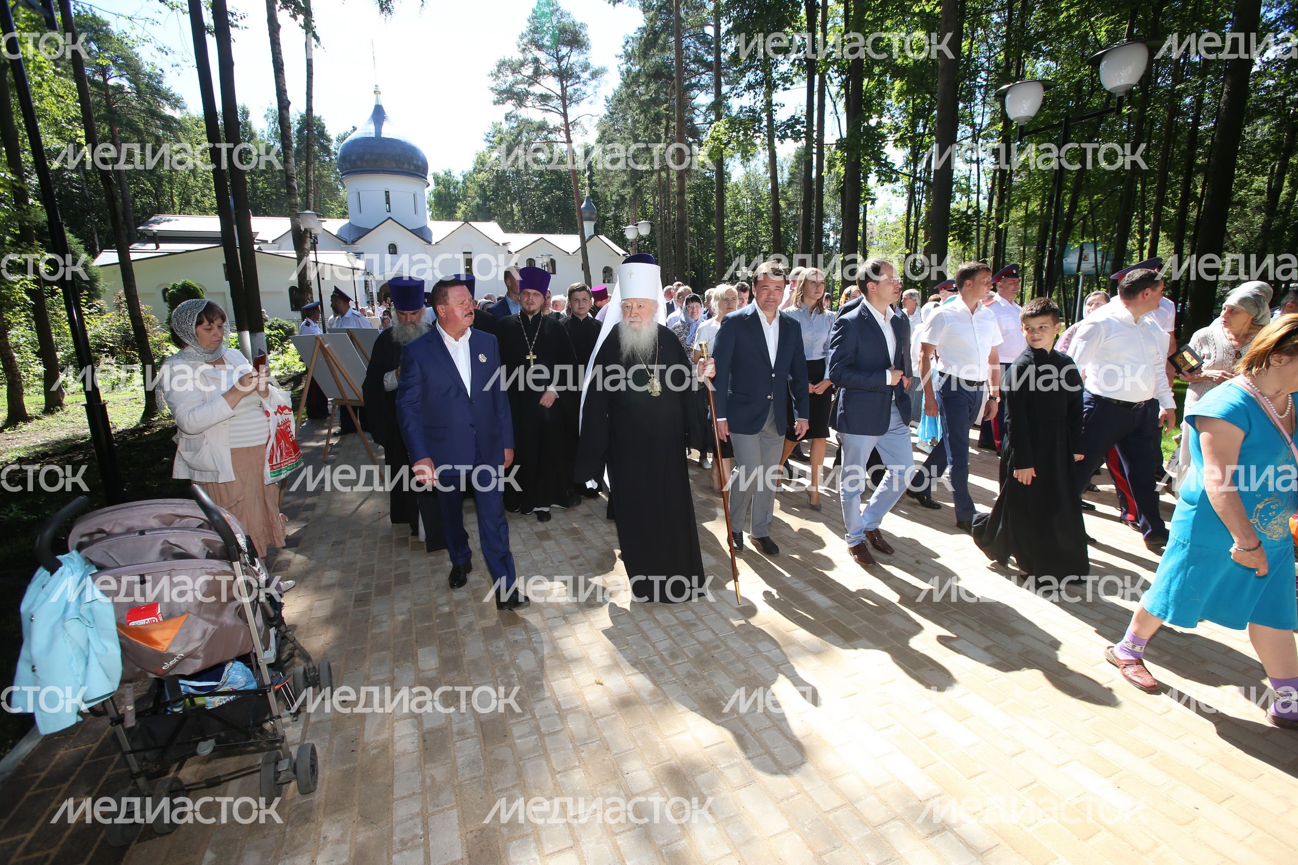 Губернатор принял участие в церемонии освящения нового храма и возложении цветов к Вечному огню в Королеве
