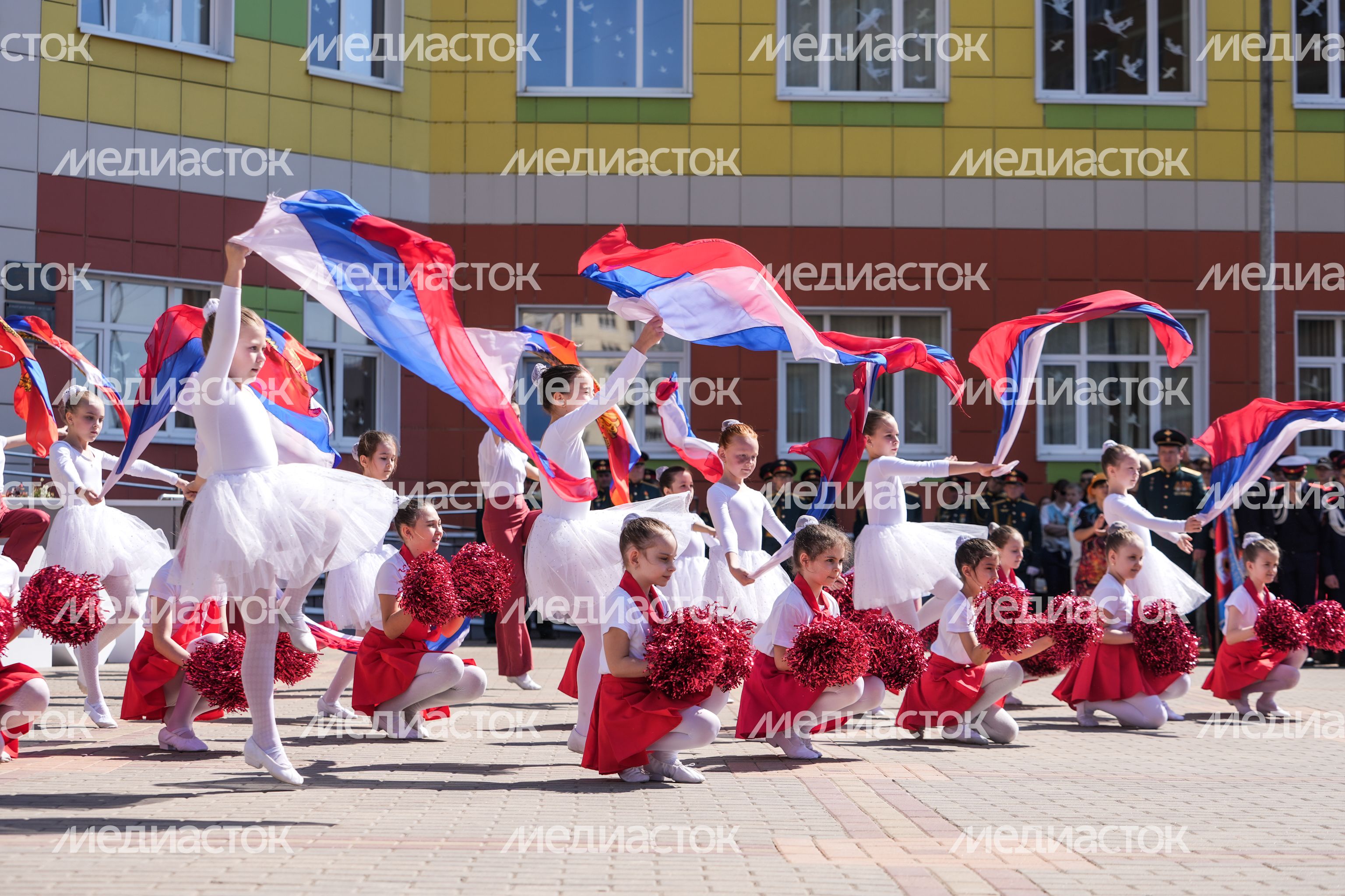 Последний звонок в Наро-Фоминской СОШ №4 имени генерал-майора В.В. Завадского Последний звонок в Наро-Фоминской СОШ №4 имени генерал-майора В.В. Завадского