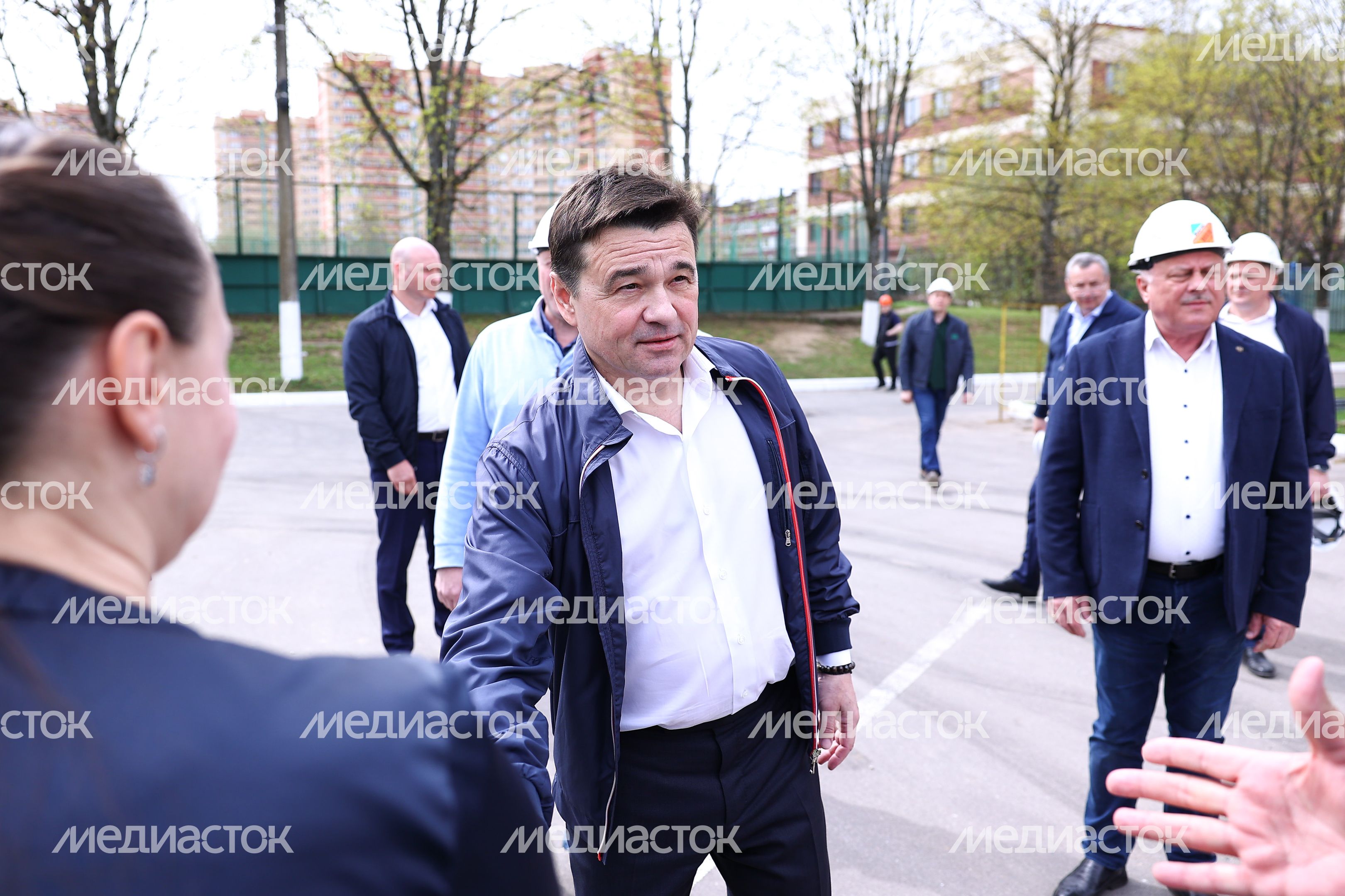 Андрей Воробьев проверил ход ремонта бассейна в поселке Селятино