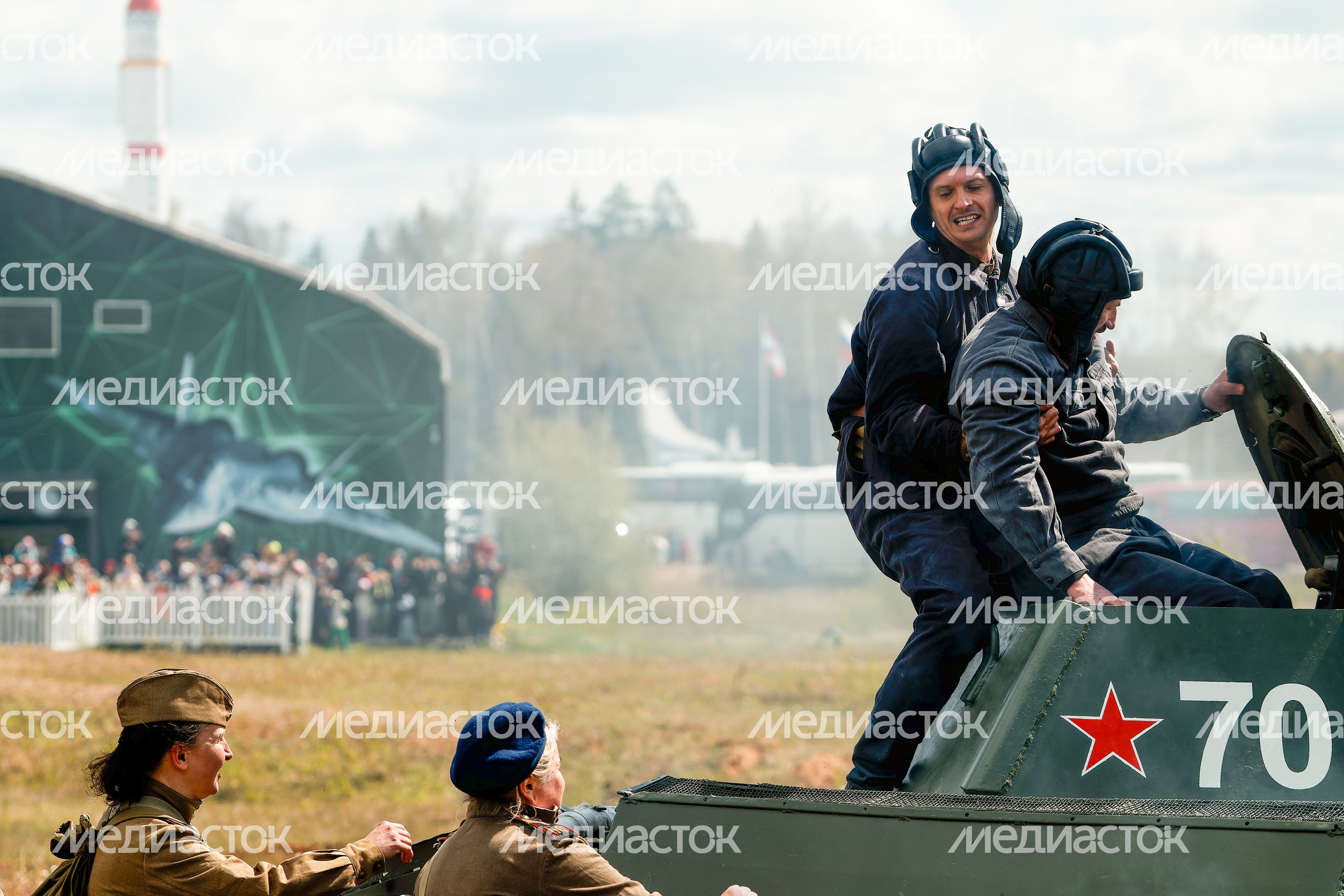 Военно-историческая реконструкция боя Великой Отечественной войны с техникой и авиацией в парке «Патриот» Одинцовского округа Военно-историческая реконструкция боя Великой Отечественной войны с техникой и авиацией в парке «Патриот» Одинцовского округа