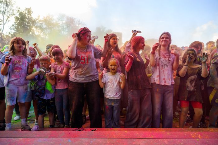 Фестиваль красок Holi Dance в Наташинском парке в Люберцах