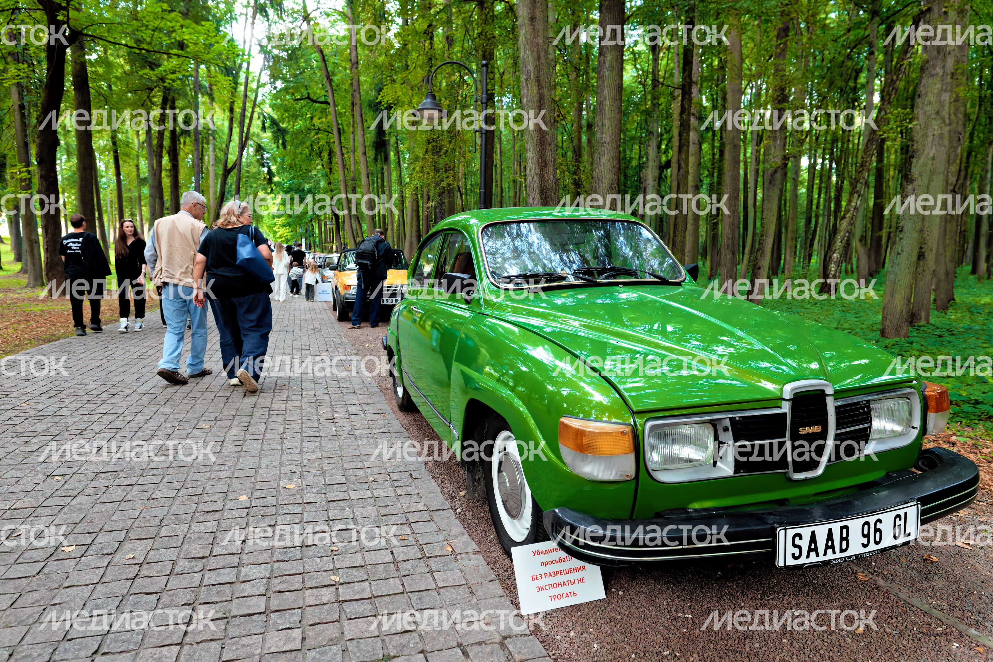 Ретроавтомобили и суперкары на автофестивале «Автовыходные в Архангельском» в округе Красногорск
