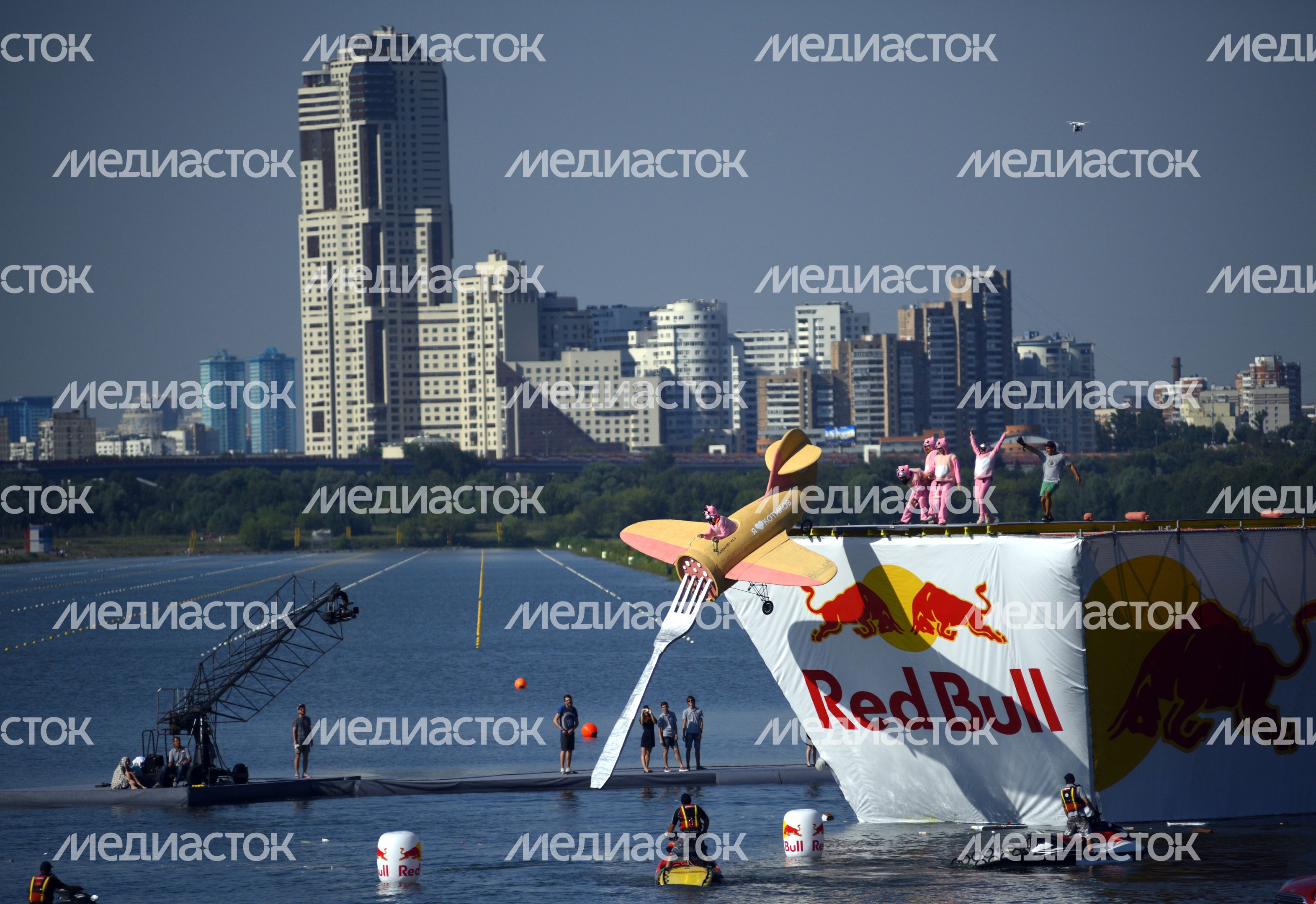 Фестиваль самодельных летательных аппаратов Red Bull Flugtag 2015