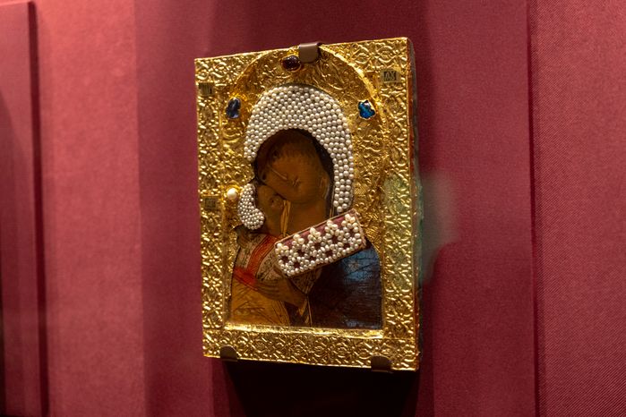 Ризница. Экспозиция Реликвия и сокровища Троице-Сергиева монастыря XI-XVII веков