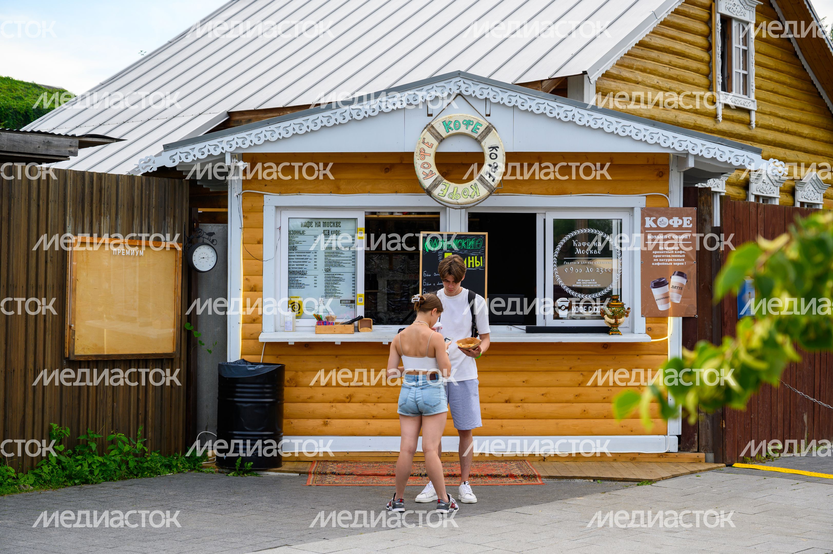 Точка быстрого питания с кофе на Москворецкой набережной в Коломне Точка быстрого питания с кофе на Москворецкой набережной в Коломне