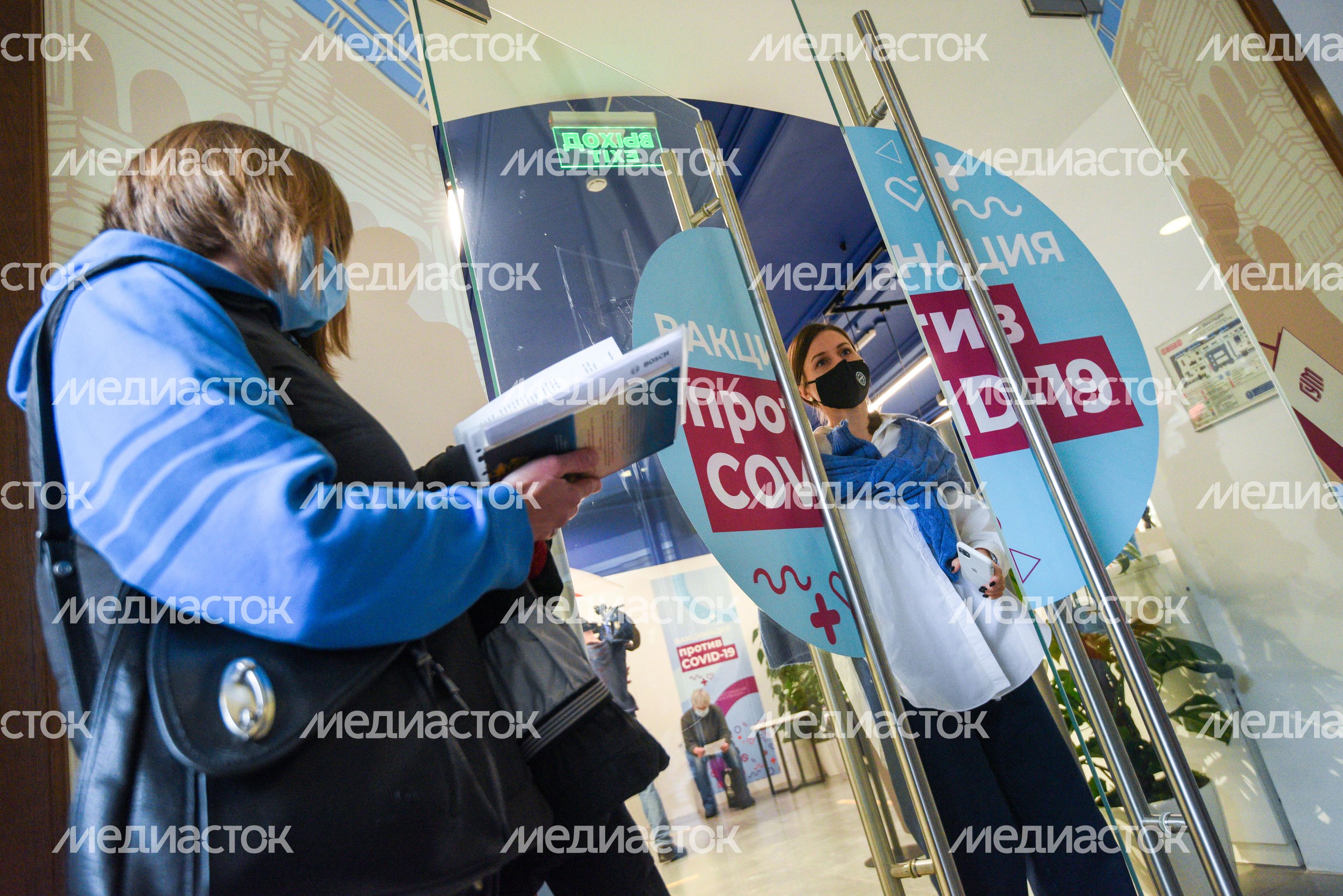 Выездной пункт вакцинации от коронавируса в ГУМе