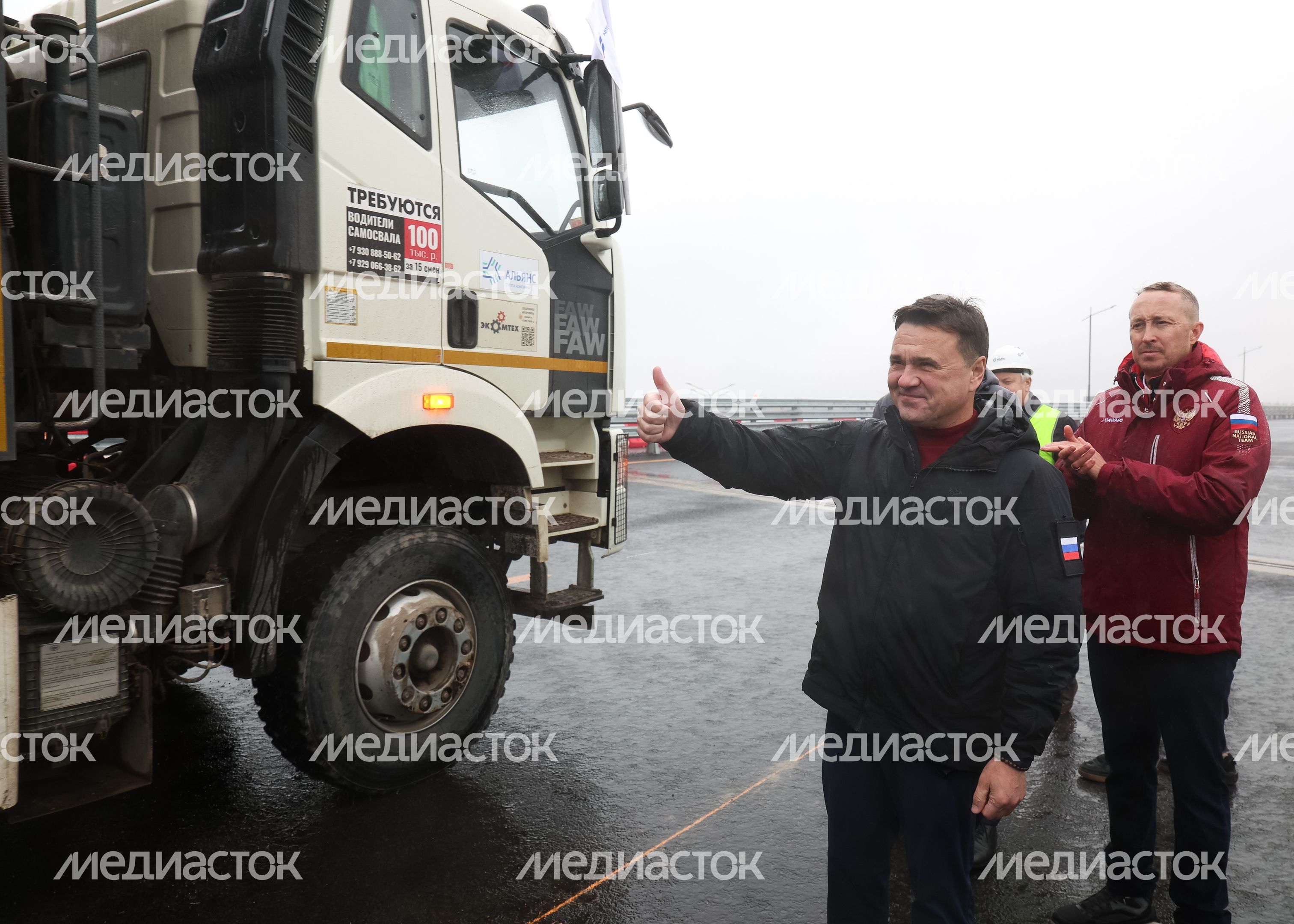 Андрей Воробьев вместе со строителями дал старт движению по новому участку ЮЛА Андрей Воробьев вместе со строителями дал старт движению по новому участку ЮЛА