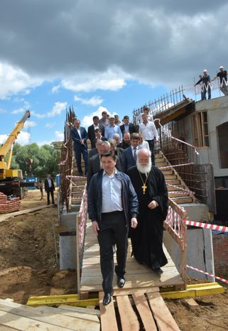 А. Воробьев проверил ход строительства Никольского храма в Красногорске