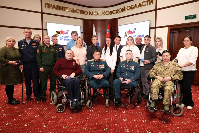 Андрей Воробьев и Анна Цивилева вручили участникам СВО ключи от автомобилей