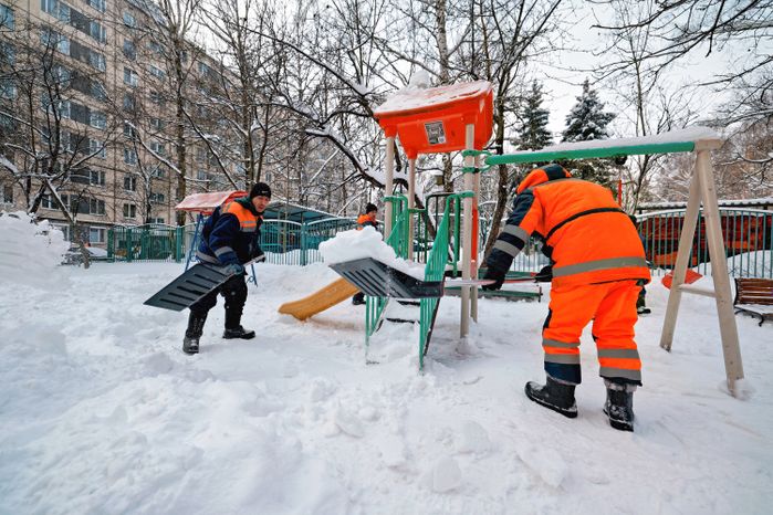 Уборка снега на детской площадке в поселке Большие Вяземы Одинцовского округа