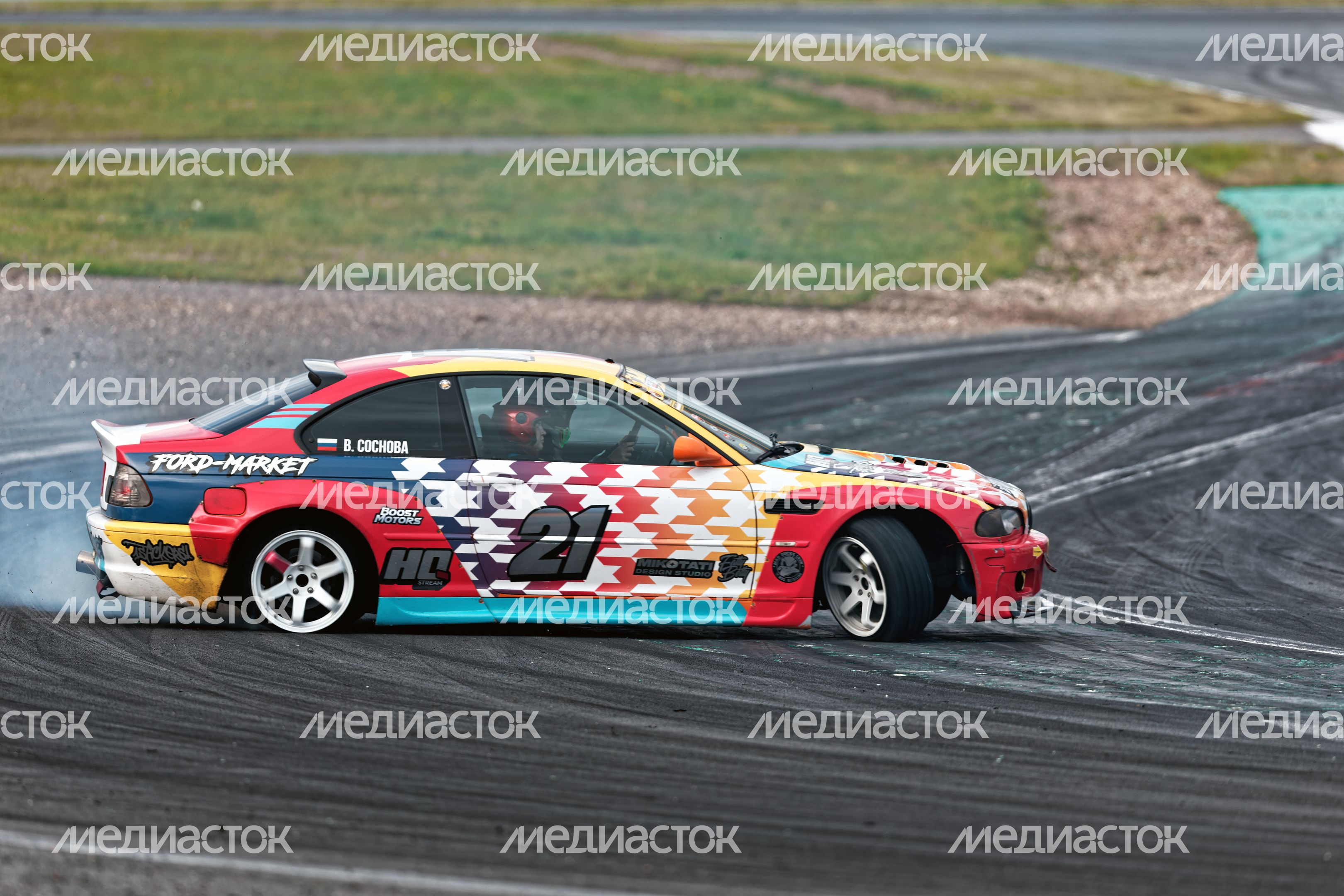 Дрифт-гонка автомобилей по автодрому Moscow Raceway на фестивале «Дрифт Экспо» в Волоколамске
