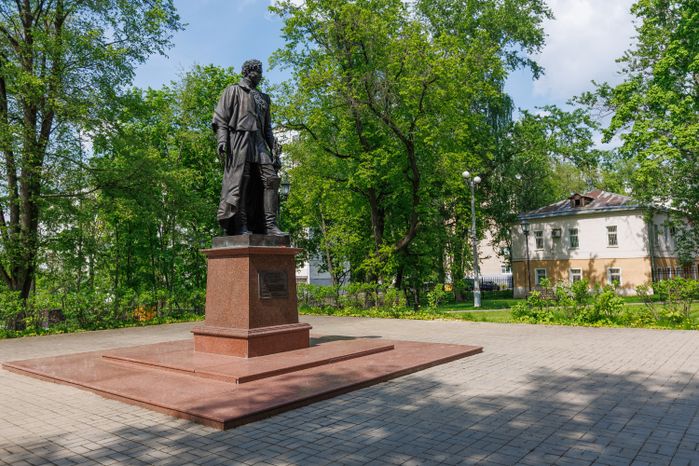 Памятник князю А.И. Чернышеву - герою Отечественной войны 1812 года в парке усадьбы Лыткарино (усадьбы Чернышевых)