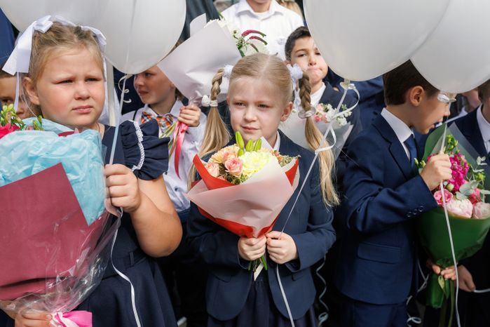 Первоклассники 1 сентября на линейке в школе