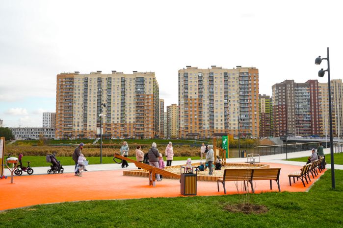 В Люберцах благоустроили парк "Дружба" с пешеходным мостом через озеро Черное