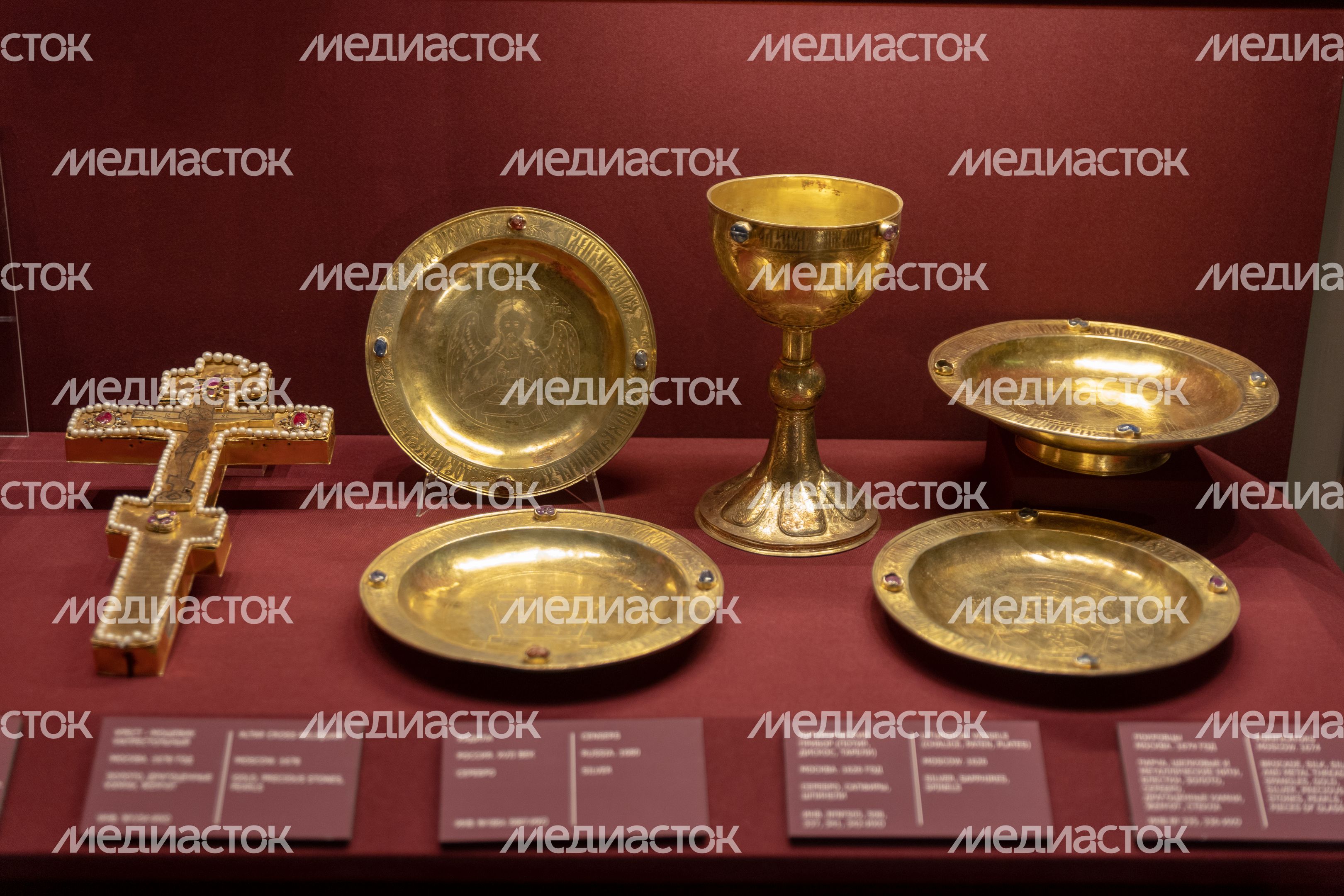 Ризница. Экспозиция Реликвия и сокровища Троице-Сергиева монастыря XI-XVII веков Ризница. Экспозиция Реликвия и сокровища Троице-Сергиева монастыря XI-XVII веков