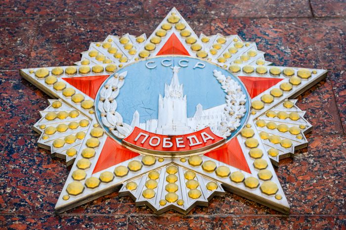 Орден Победы на мемориале «Вечная память воинам-купавинцам, павшим в боях за Родину» в сквере Боевой Славы