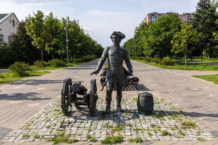 Скульптура Якова Брюса на Петровском бульваре в Лосино-Петровском