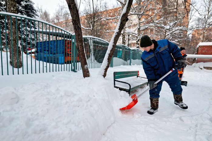 Уборка снега на пешеходных дорожках в поселке Большие Вяземы Одинцовского округа