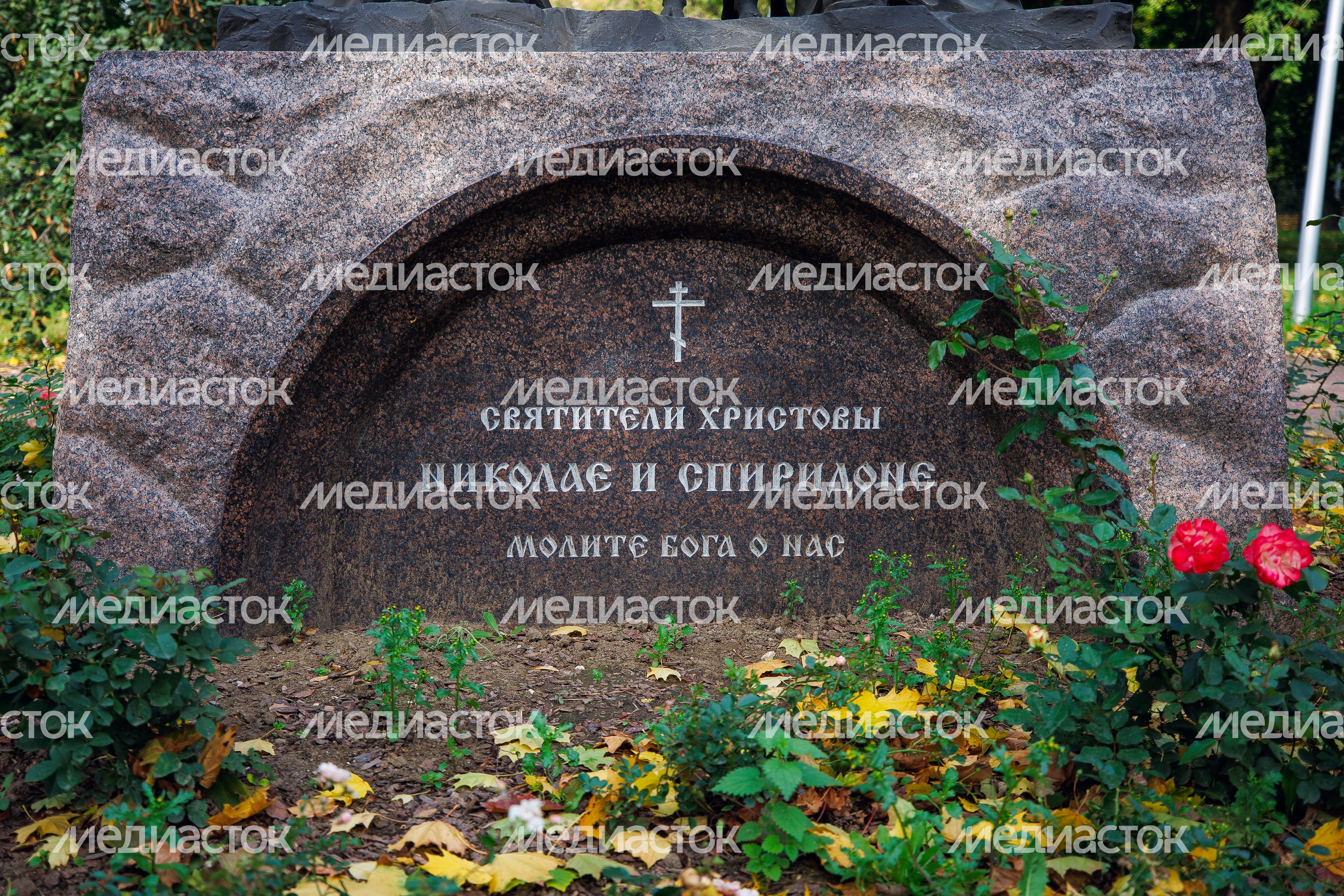 Святители Христовы Николай и Спиридон - памятник на территории усадьбы Белая дача в Котельниках Святители Христовы Николай и Спиридон - памятник на территории усадьбы Белая дача в Котельниках