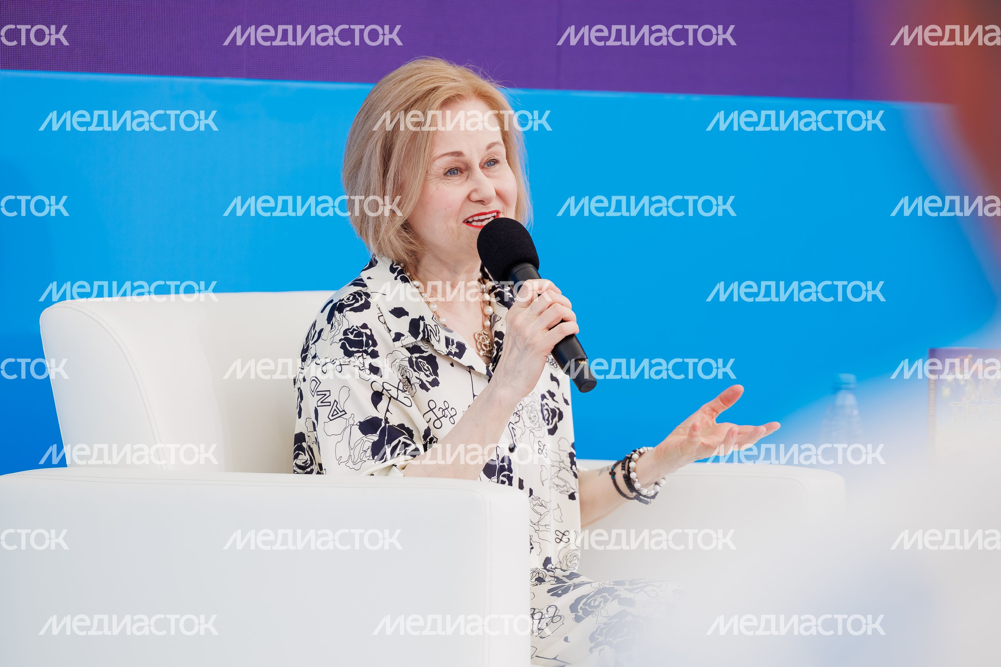 Дарья Донцова на VK Fest -2024 в московских "Лужниках" Дарья Донцова на VK Fest -2024 в московских "Лужниках"