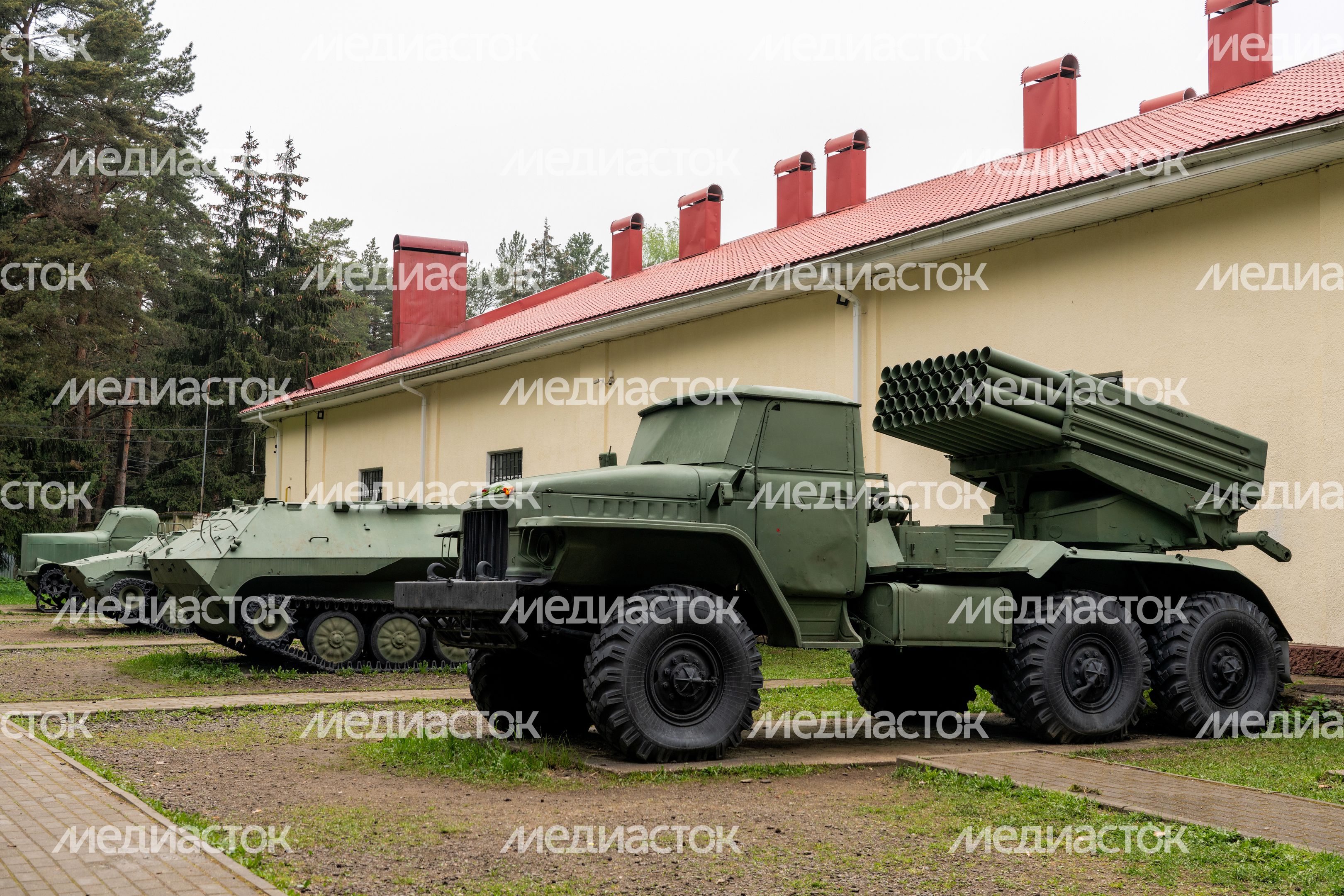 Реактивно-бомбовая установка РБУ-1200 «Ураган» у Ленино-Снегиревского военно-исторического музея в Ленино округа Истра Реактивно-бомбовая установка РБУ-1200 «Ураган» у Ленино-Снегиревского военно-исторического музея в Ленино округа Истра