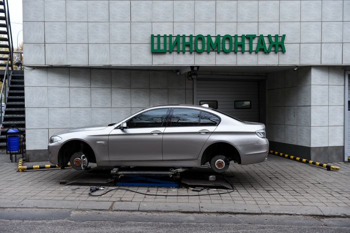 Работа шиномонтажной мастерской перед началом зимнего сезона