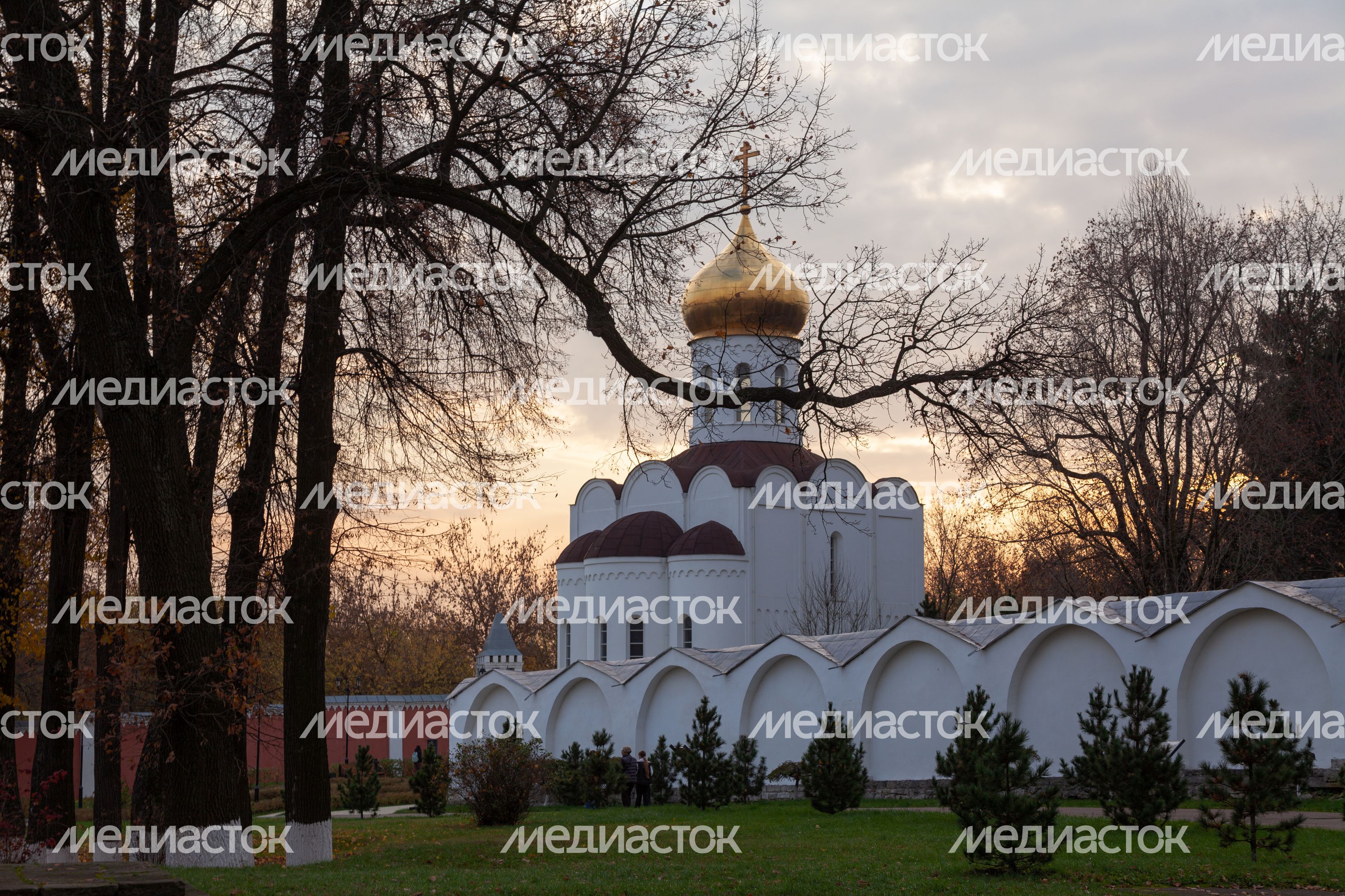Осенний закат над Николо-Угрешским монастырем города Дзержинский округа Люберцы Осенний закат над Николо-Угрешским монастырем города Дзержинский округа Люберцы