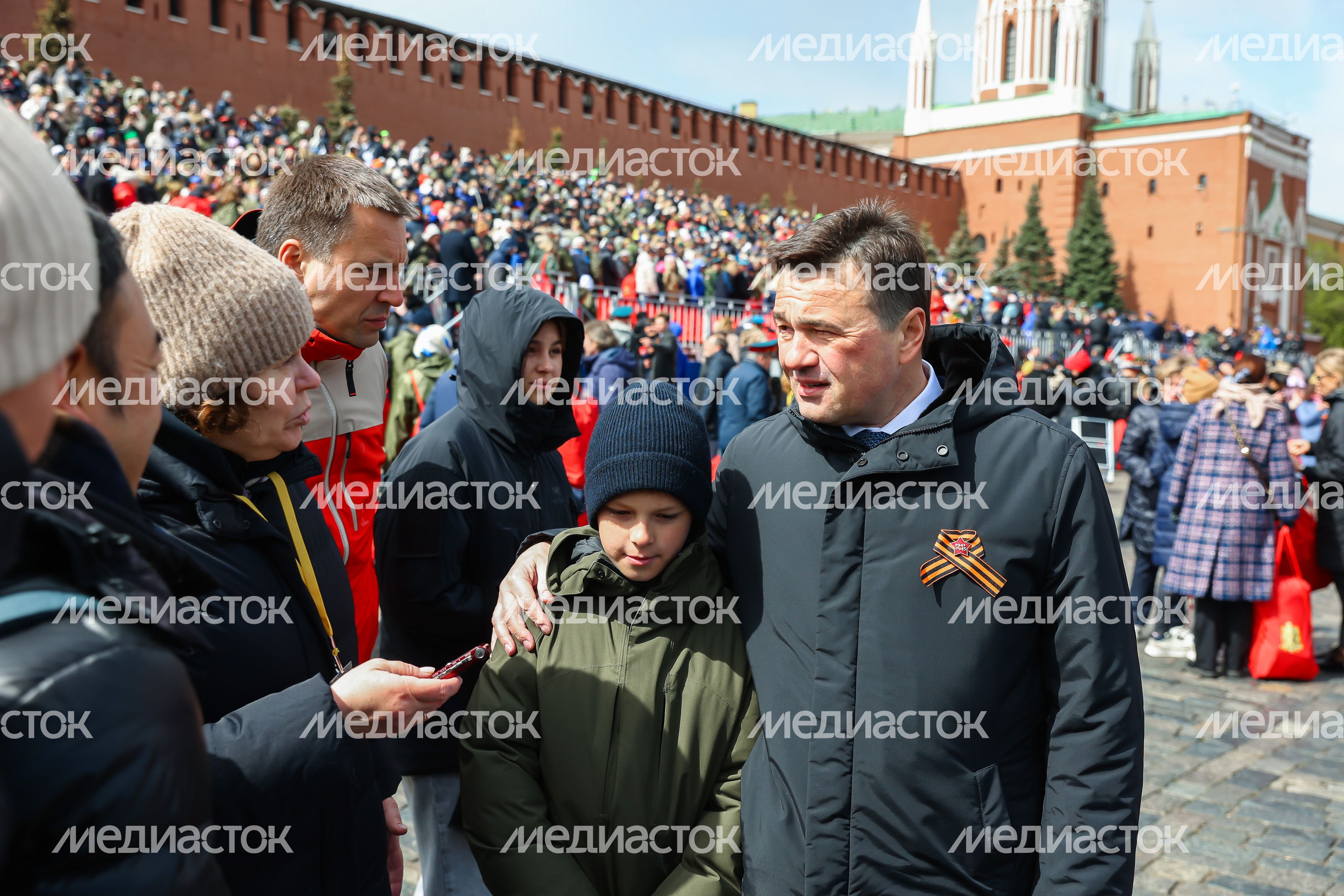 Андрей Воробьев вместе со своими детьми и семьей Героя России посетил Парад Победы