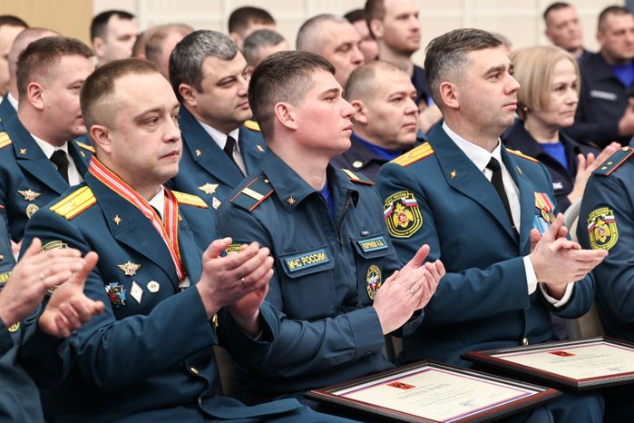 Сотрудников МЧС поздравили с Днем спасателя и 35-летием ведомства