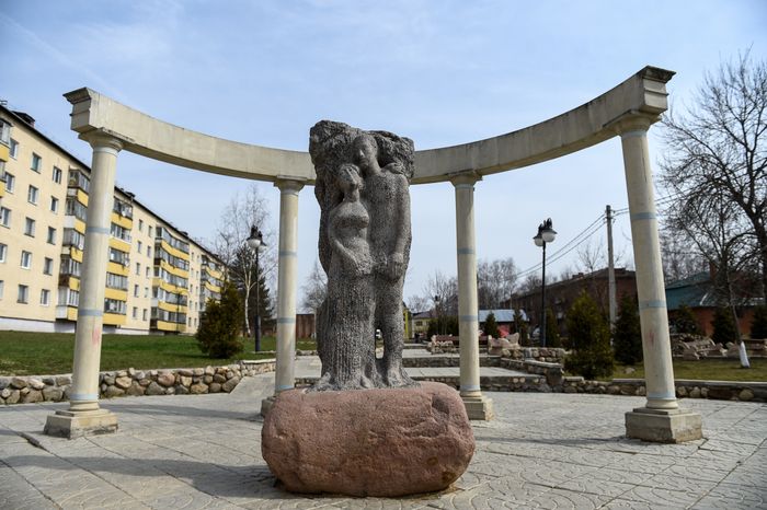 Скульптура в сквере молодоженов в поселке Шаховская