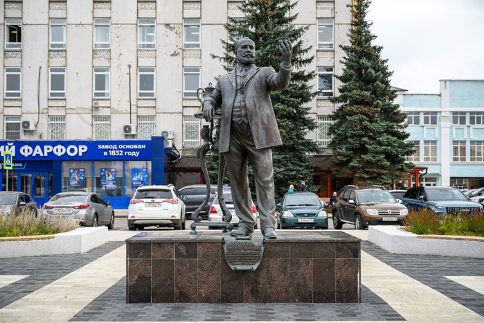 Памятник российскому промышленнику Матвею Кузнецову в Ликино-Дулево