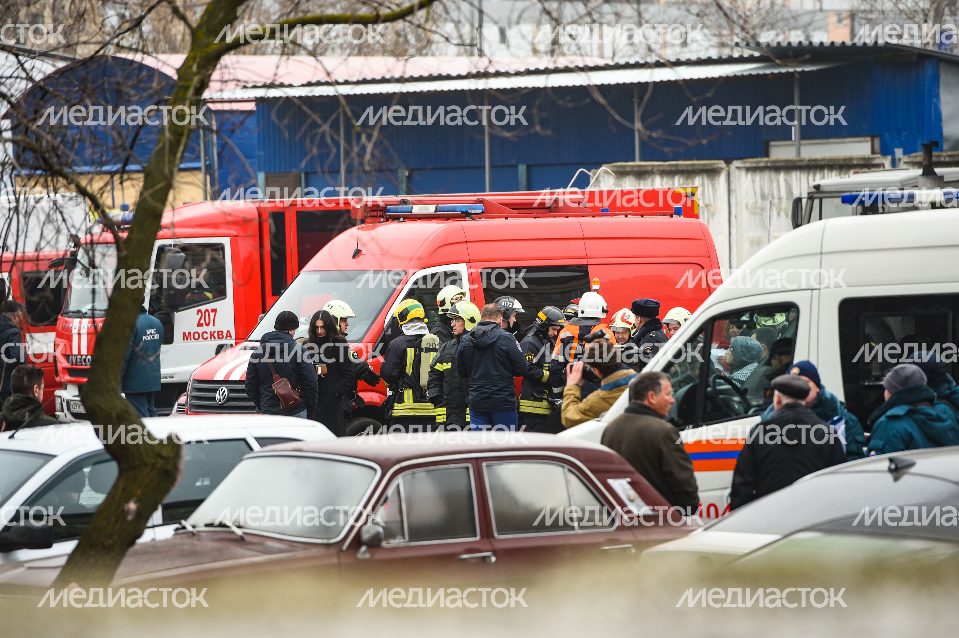 Пожар в складском помещении на улице Маршала Прошлякова в Москве