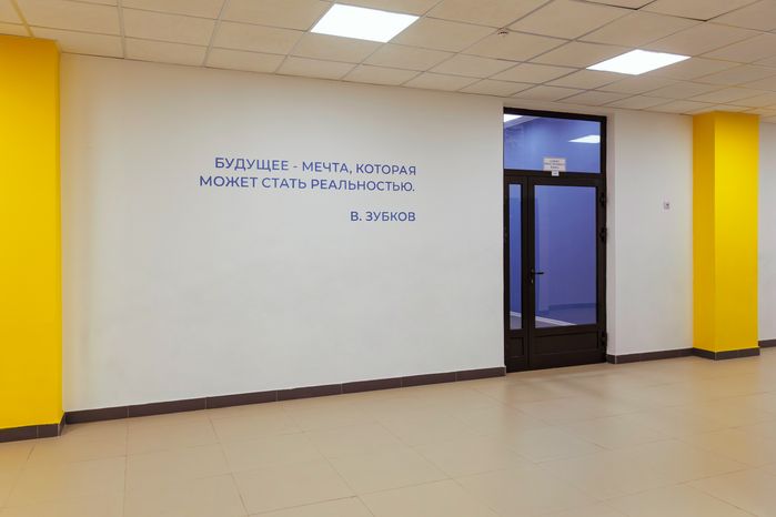 Коридор в новом корпусе школы №15 в ЖК «Героев» в Балашихе