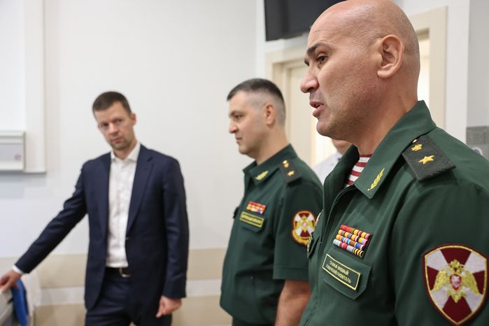 Андрей Воробьев навестил бойцов в госпитале Росгвардии в Балашихе