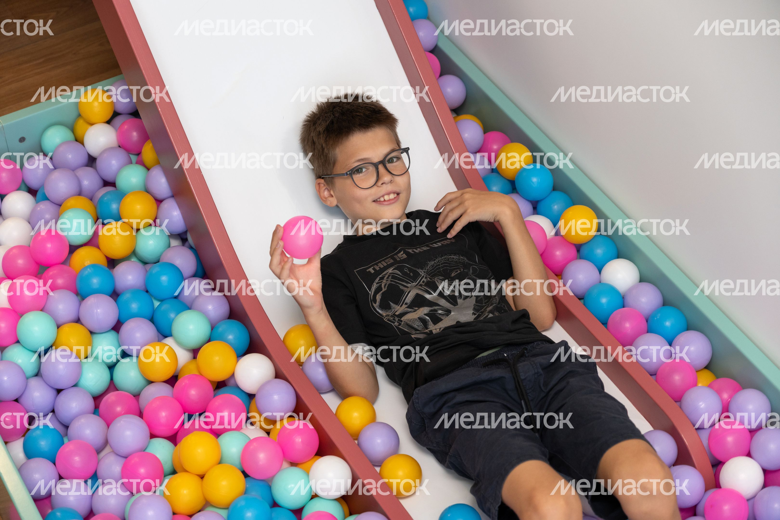 Ребенок играет в детской игровой комнате в Детском клиническом центре им. Л.М. Рошаля