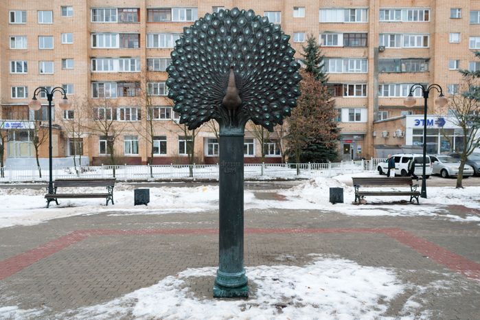 Скульптуры павлинов в Серпухове