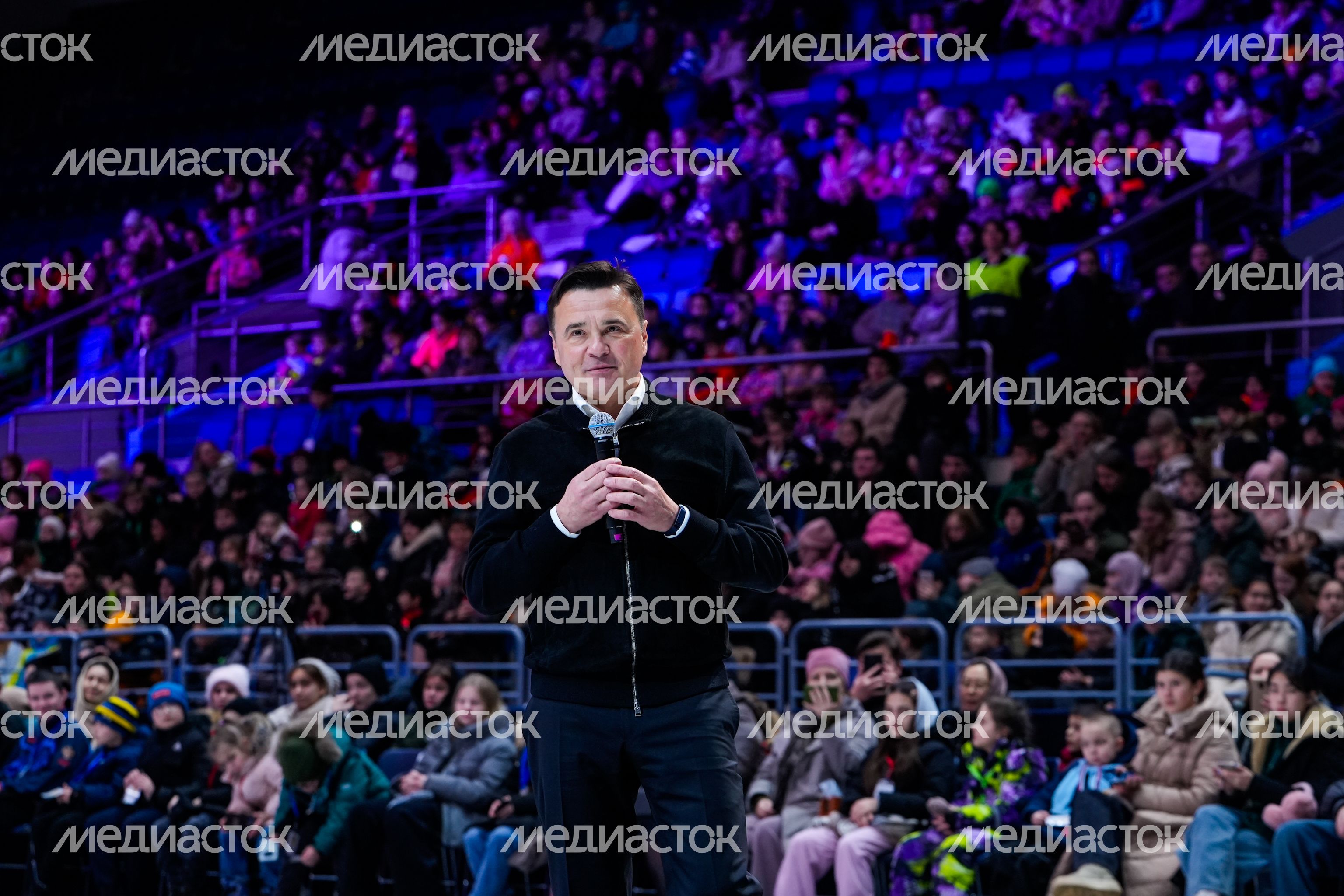 Андрей Воробьев пообщался с юными зрителями ледового шоу в Мытищах Андрей Воробьев пообщался с юными зрителями ледового шоу в Мытищах