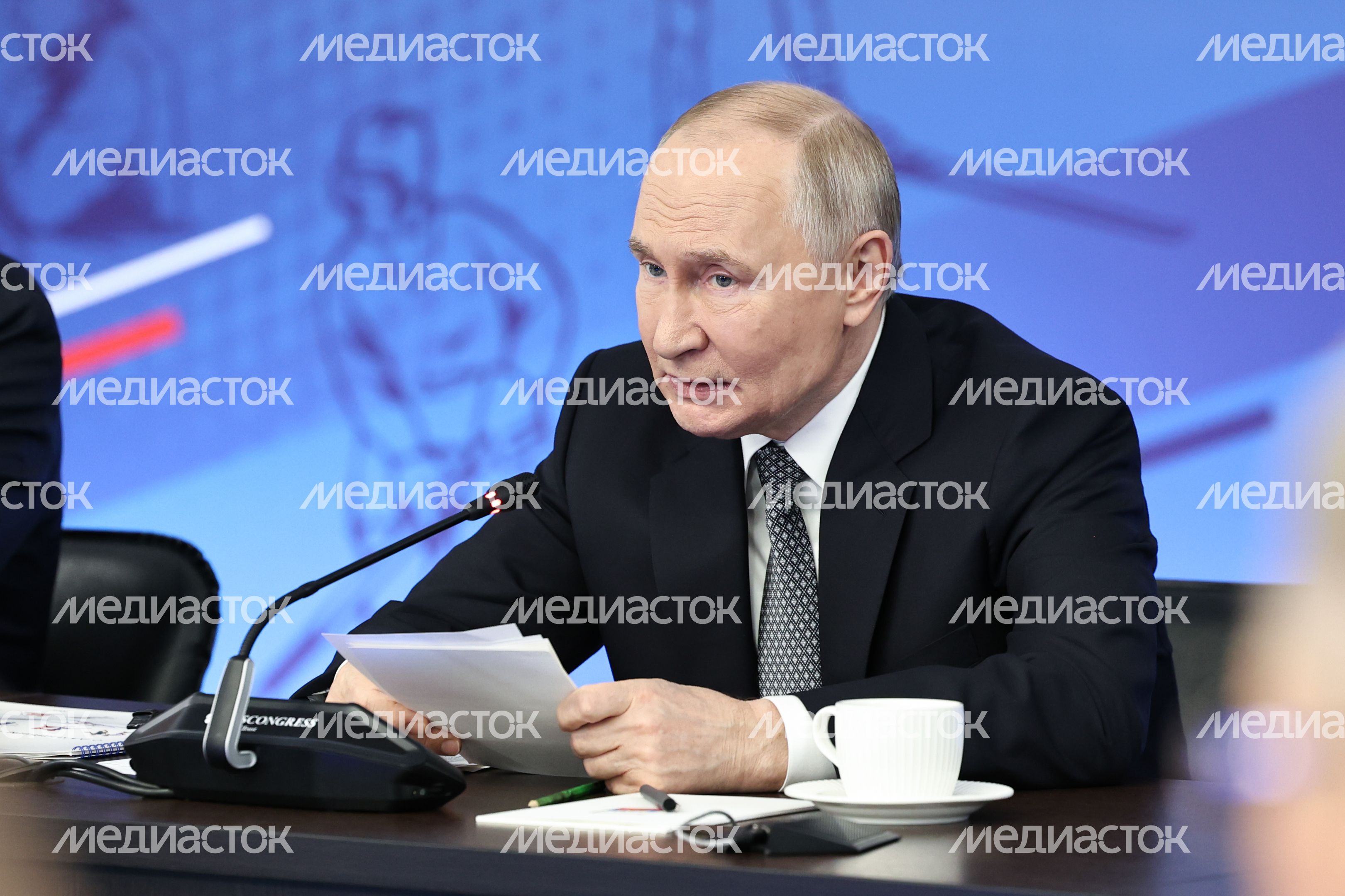 Владимир Путин на Совете при президенте РФ по развитию физической культуры и спорта Владимир Путин на Совете при президенте РФ по развитию физической культуры и спорта