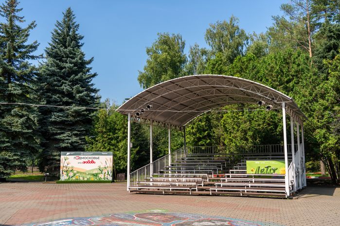 Сцена в парке культуры и отдыха «Елочки» в Домодедово