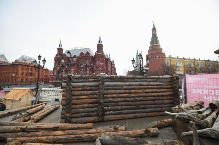 Монтаж инсталляций для фестиваля «Московская Масленица» на Манежной площади
