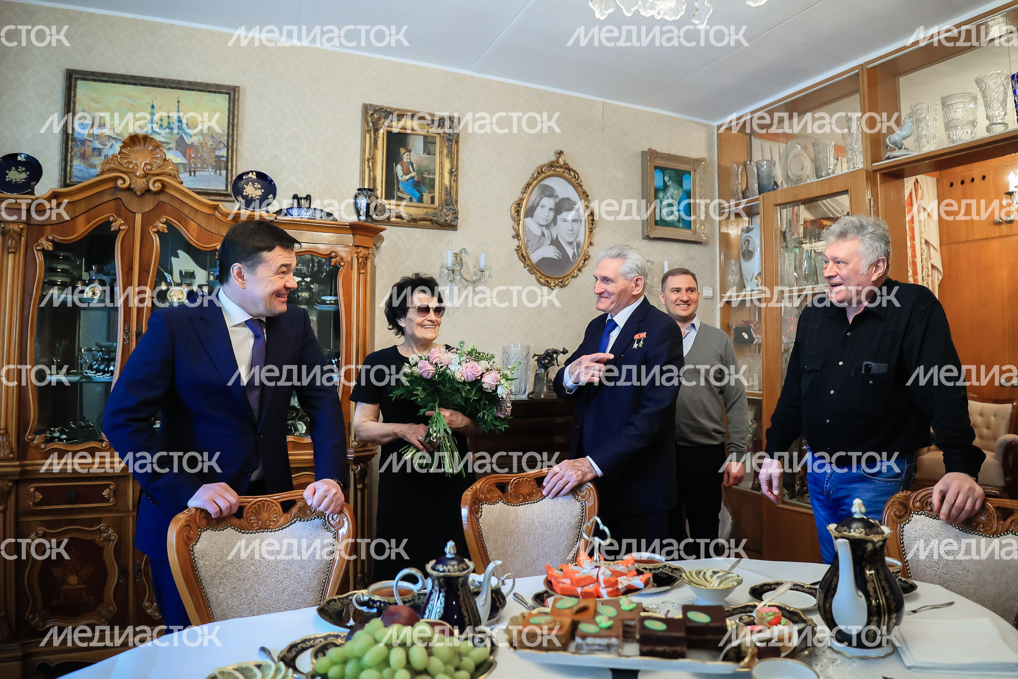 Посещение губернатором космонавта первого отряда