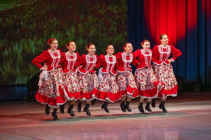 Танцы народов России на сцене ДК «Подмосковье» в Красногорске на фестивале ко Дню народного единства