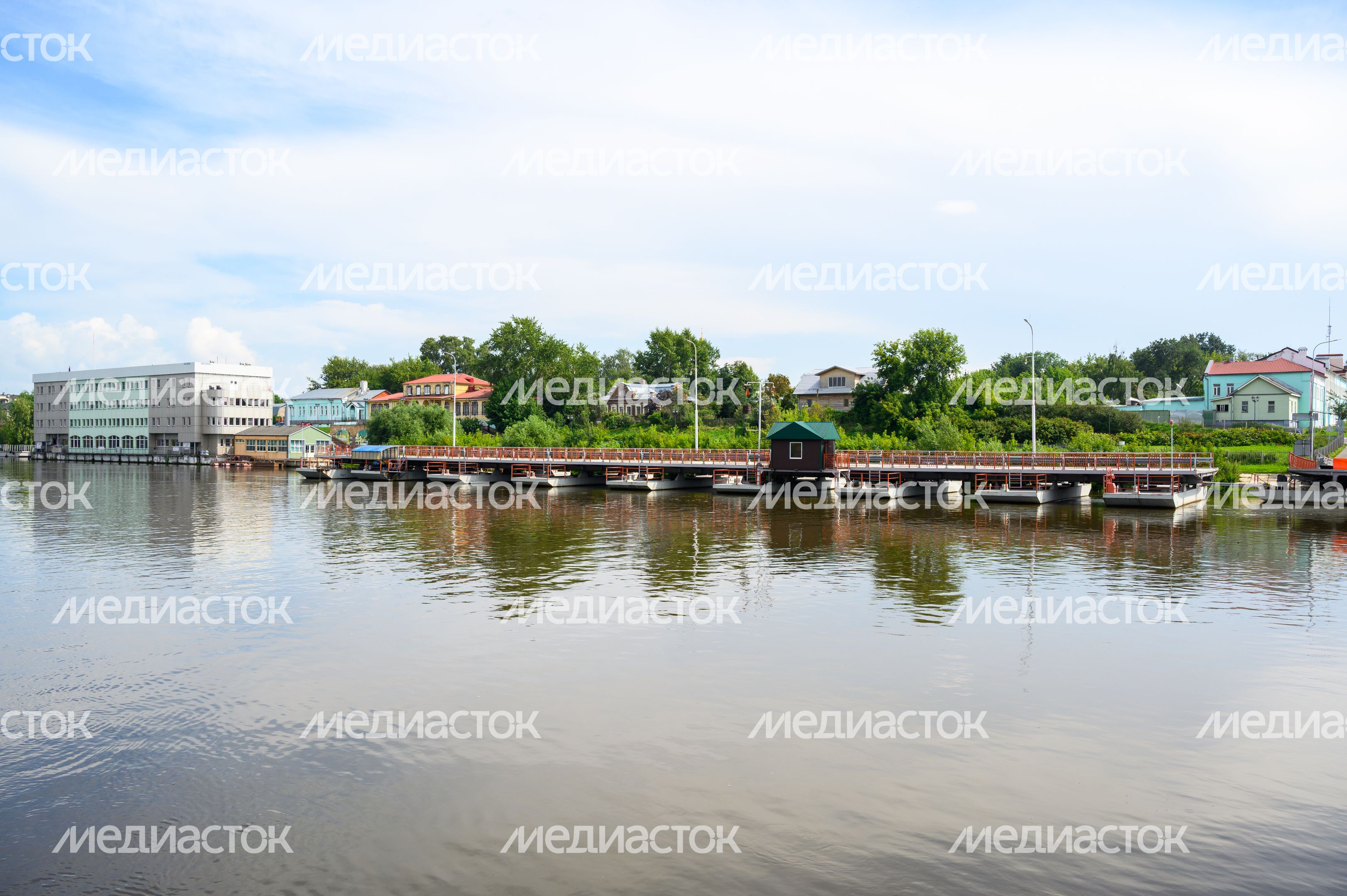 Наплавной разводной Бобреневский мост в Коломне через Москву-реку Наплавной разводной Бобреневский мост в Коломне через Москву-реку