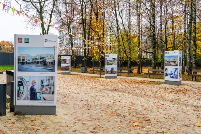 Фотовыставка в городском парке культуры и отдыха Солнечногорска осенью