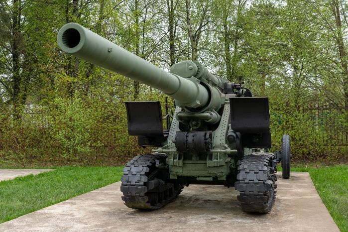 Артиллерийское орудие у Ленино-Снегиревского военно-исторического музея в Ленино округа Истра