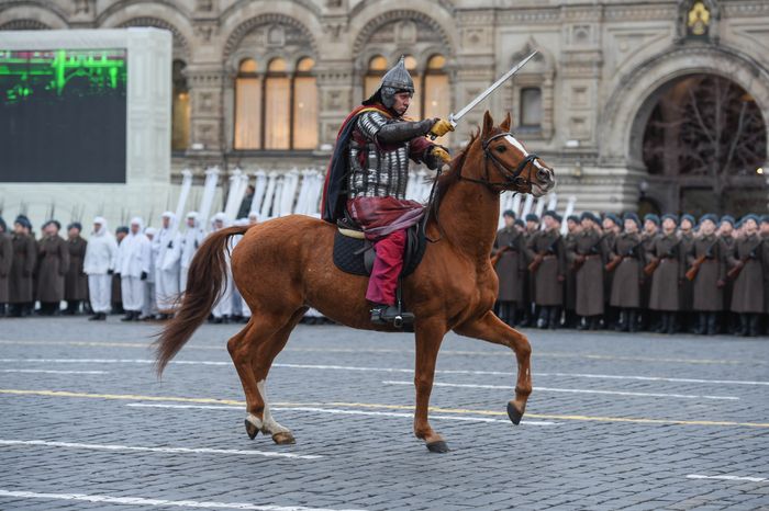 Торжественный марш в честь парада 1941 года на Красной площади в Москве