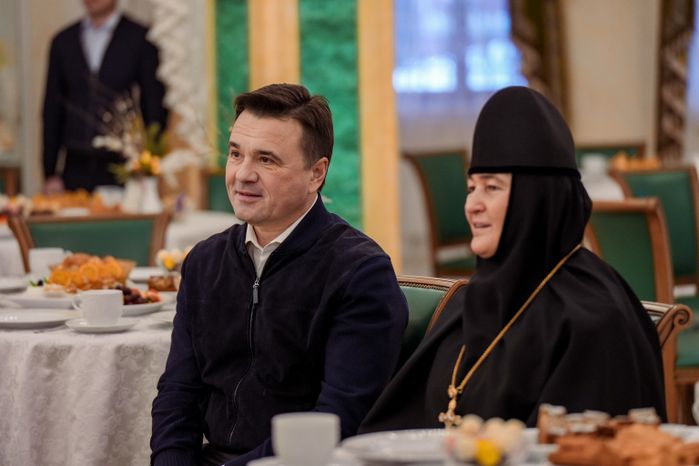 Андрей Воробьев поздравил с Новым годом воспитанниц детского приюта при Покровском монастыре