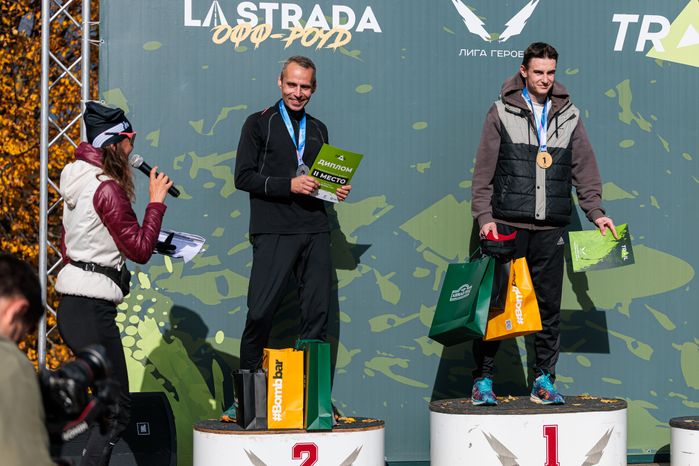 Награждение бегунов на забеге Hero League Trail в Красногорске