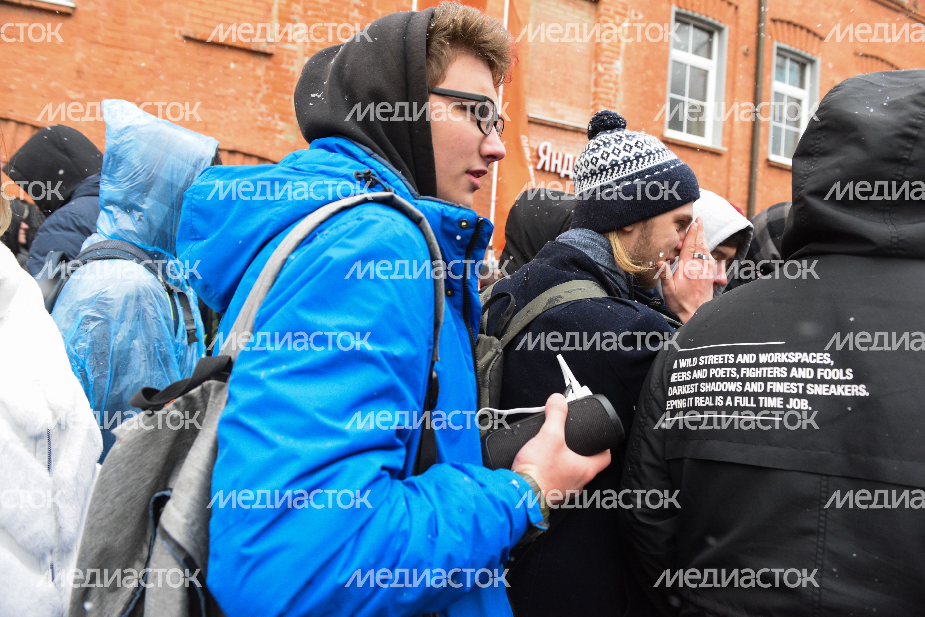 Очередь за бесплатными колонками «Яндекса» в Москве Очередь за бесплатными колонками «Яндекса» в Москве
