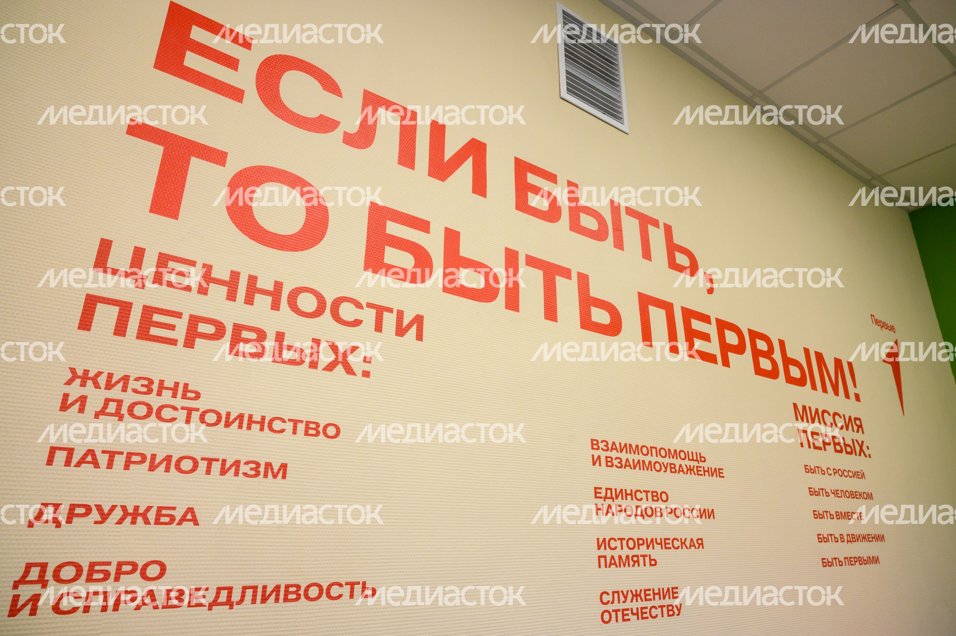 Коридор Центра образования №23 в поселке Обухово Богородского округа после капитального ремонта